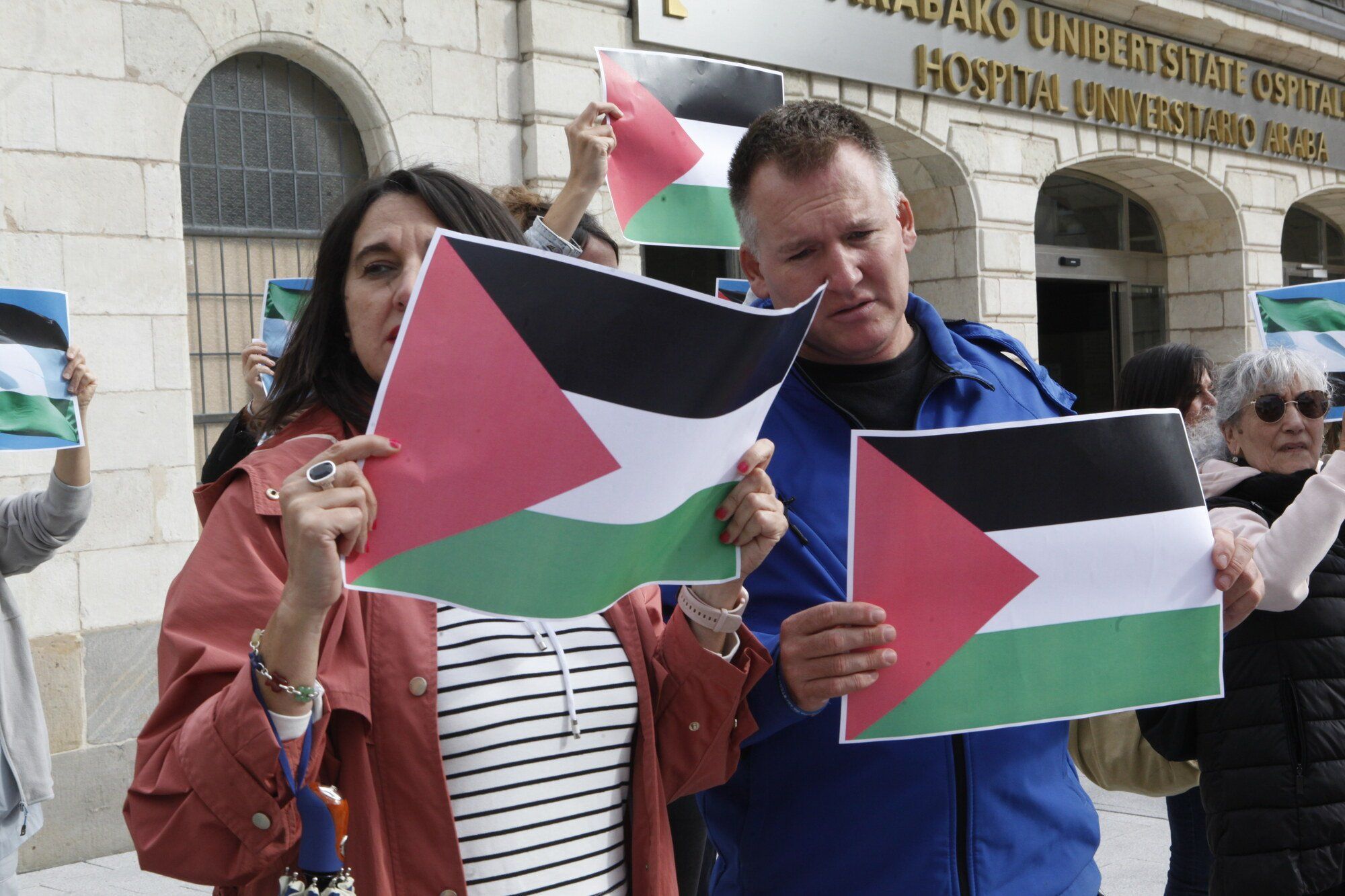 En imágenes: Trabajadoras de Osakidetza en Vitoria muestran su apoyo a Palestina