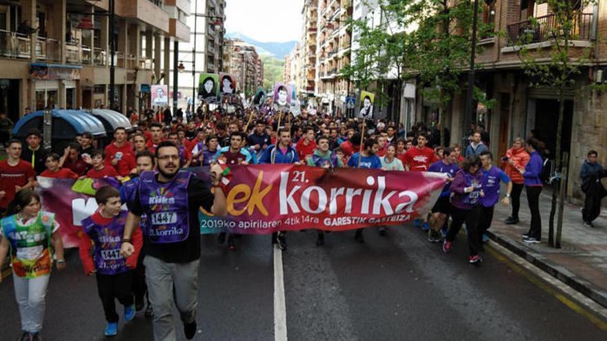 La Korrika transitó ayer por las calles de Galdakao y ‘klikó’ a favor del euskera con una marea de petos coloridos.