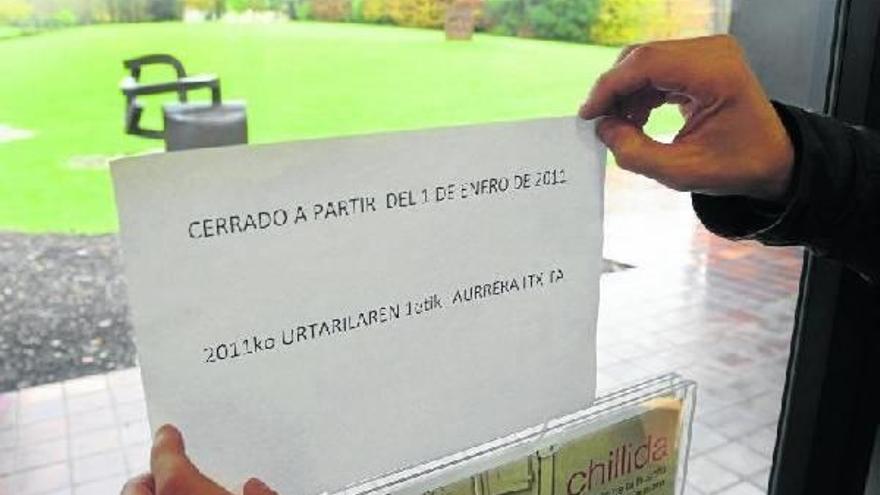 Un trabajador de Chillida Leku coloca un cartel de clausura el día que se anunció su cierre, el 1 de diciembre de 2010.