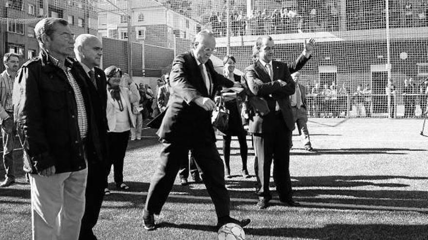 Azkuna estrena el campo de fútbol de La Peña