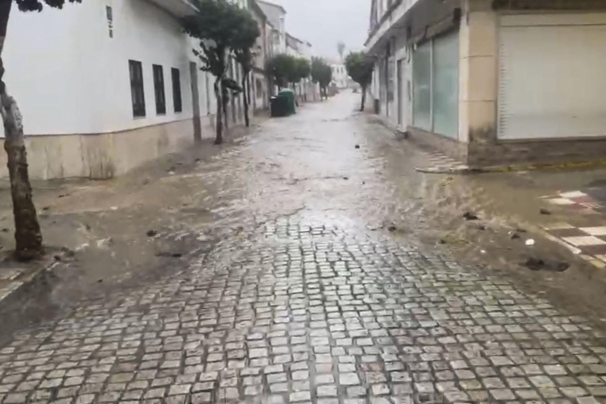 En imágenes: Andalucía supera las 900 incidencias por la borrasca 'Claudia', con la anegación de la estación de autobuses de Huelva
