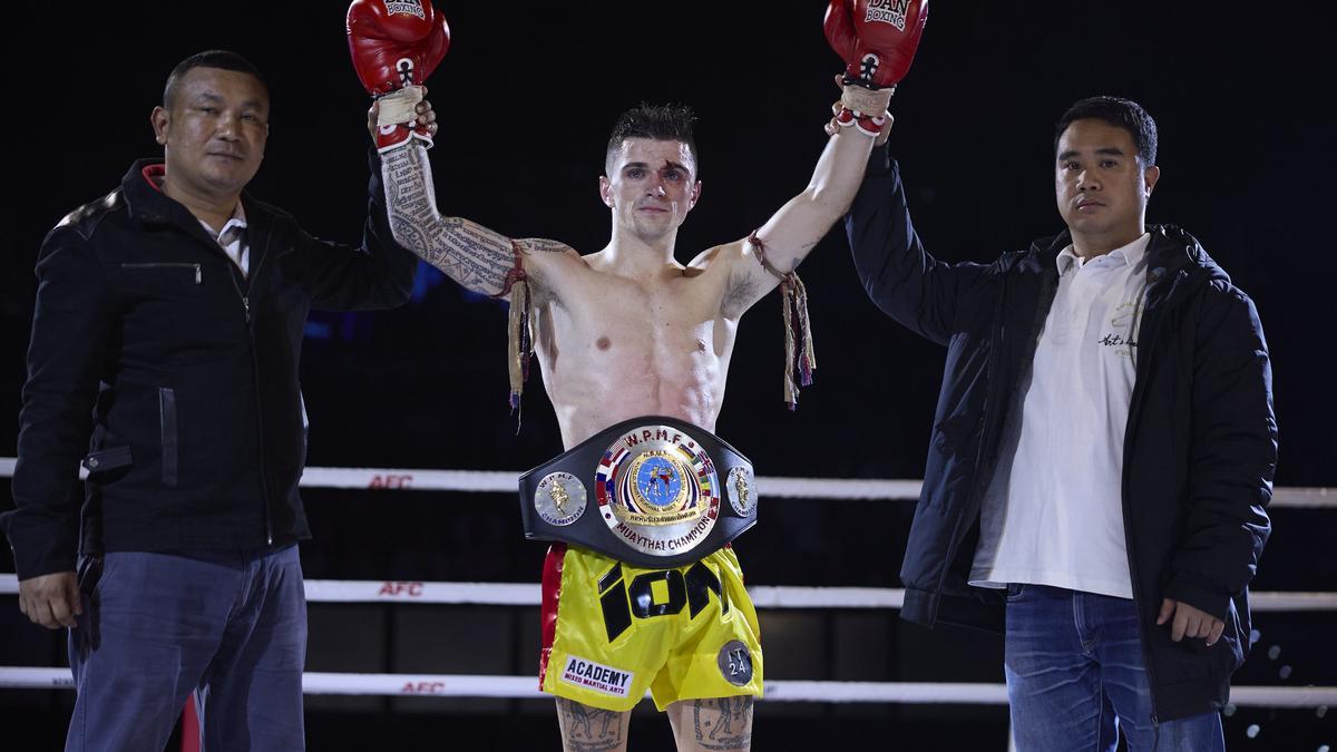 Ion Fernández se proclama campeón del mundo en la modalidad de 55 Kg tras ganar el combate WPMF World Championship contra el thailandés Sriwichai Sor Boonmeerit