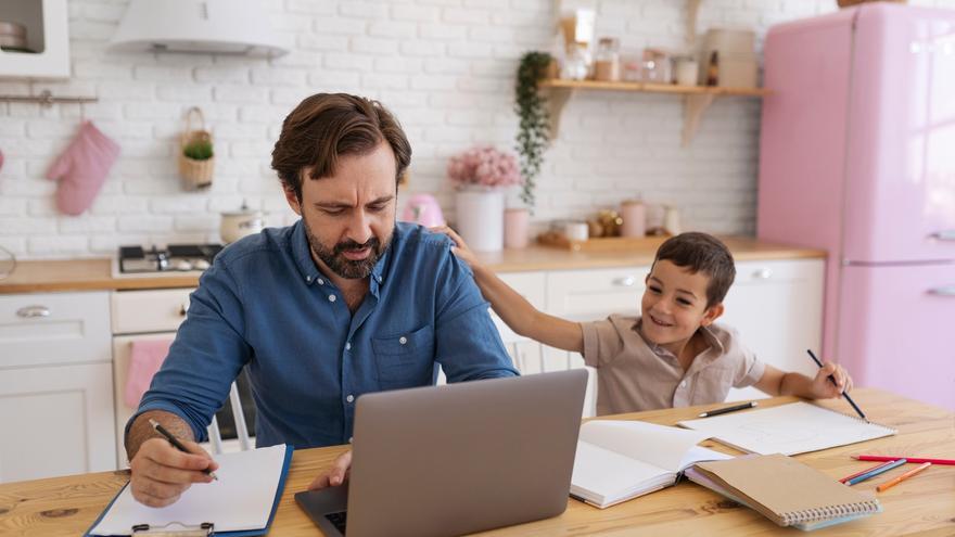¿Puedes salir del trabajo si tu hijo se pone enfermo y seguir cobrando?: un abogado lo explica