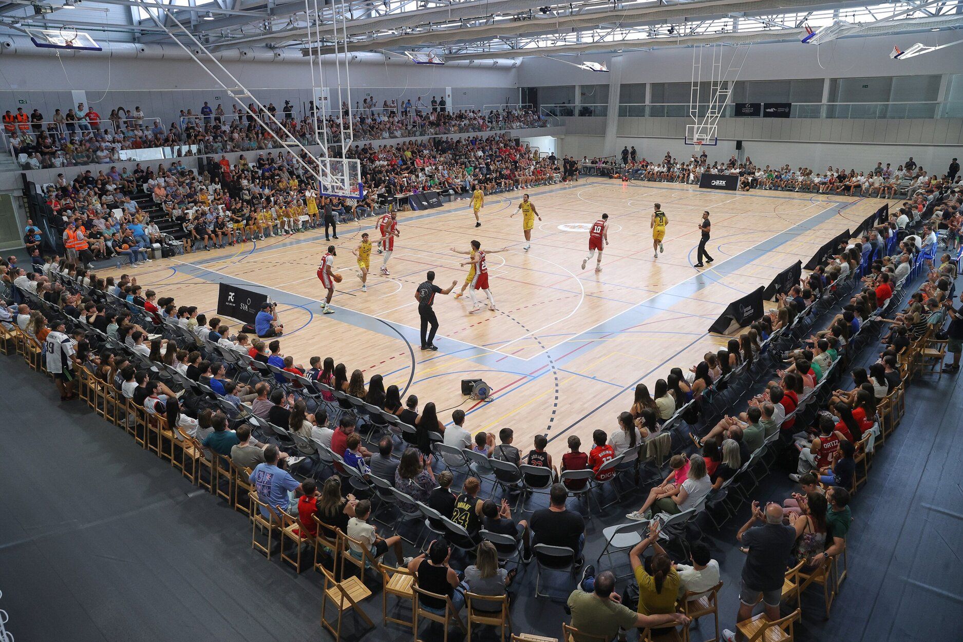 Fotos de la inauguración del pabellón de Sarriguren con un partido entre La Laguna Tenerife y Casademont Zaragoza