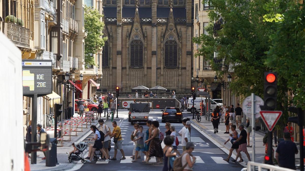 La calle San Bartolomé reabierta tras casi cuatro años cerrada por las obras de la ampliación del topo