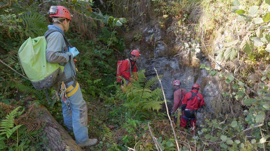 Organizaciones de &quot;espeleosocorro&quot; participan en un simulacro en unas cuevas de Mutriku
