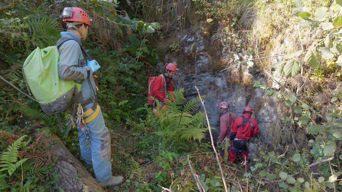 Varios espeleólogos acceden a una de las simas en Mutriku.