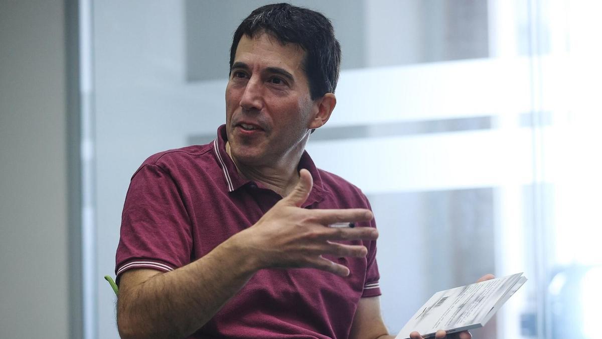 Carlos Sendar, durante la presentación de su libro en Sarriguren.