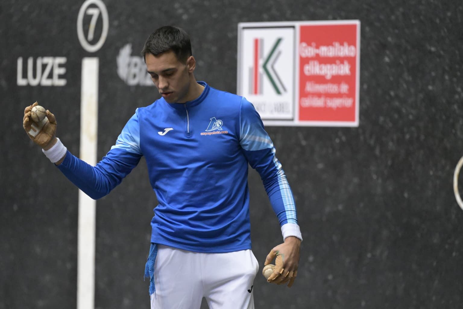 Peio Etxeberria (colorado) y Javier Zabala (azul) eligen material para la final del Cuatro y Medio.