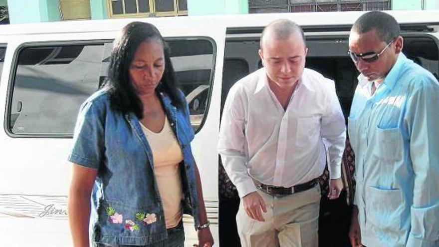Ángel Carromero, en el centro, a su llegada al juicio en Bayamo el 5 de octubre.