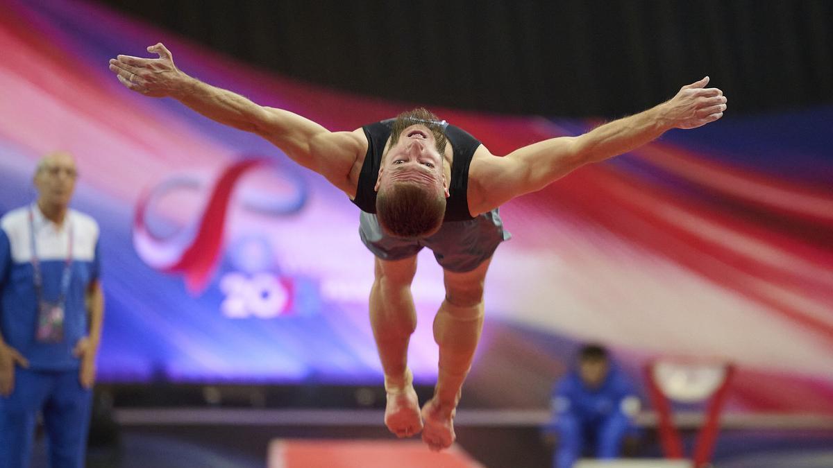 Saltos espectaculares de algunos de los participantes en las finales de ayer.