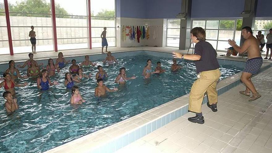 Imagen de archivo de varios usuarios en una actividad en la piscina cubierta de Aranzadi.