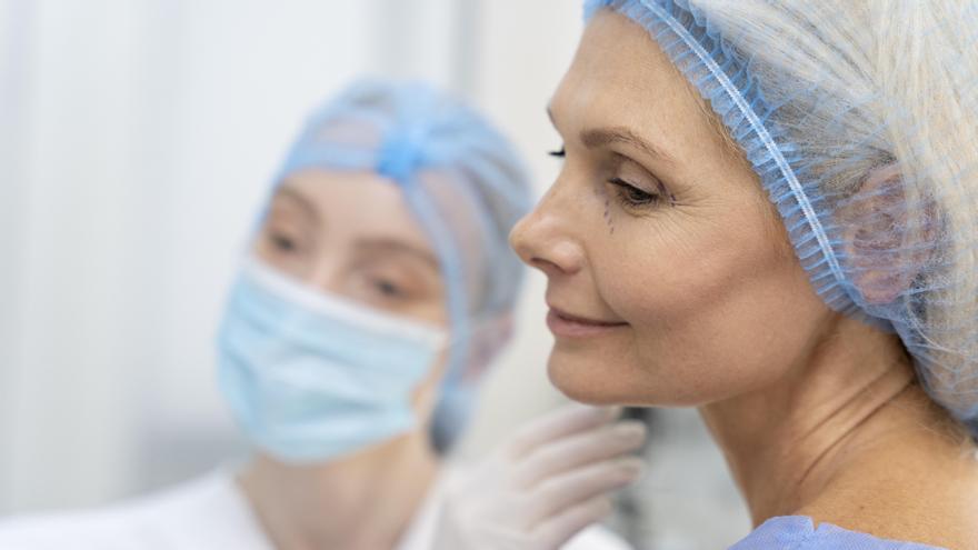 Sanidad limitará quién puede realizar cirugías estéticas para frenar el "intrusismo"