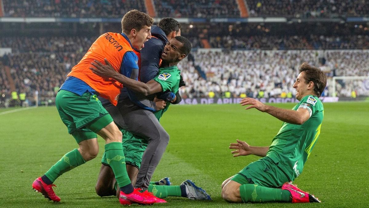 Aihen, Willian José, Isak y  Oyarzabal celebran un gol del sueco en el Bernabéu.