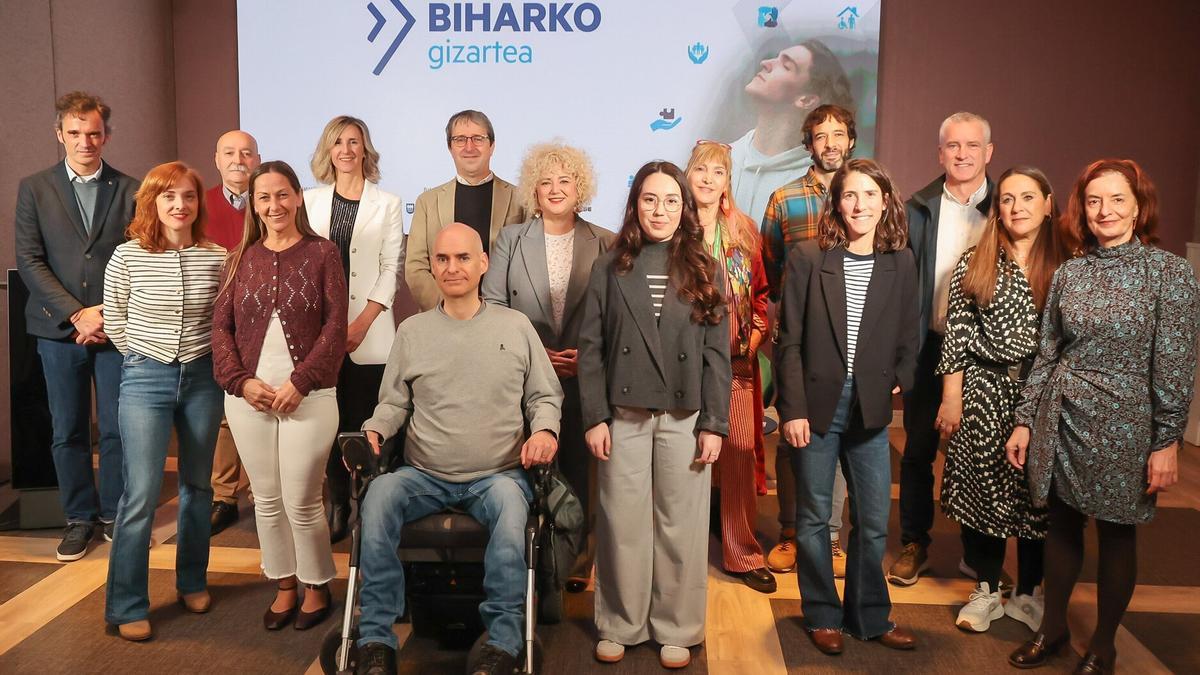 Jornada &quot;Biharko Gizartea&quot; organizada por Noticias de Gipuzkoa. Participan : Edurado Iribarren (director de Noticias de Gipuzkoa), Maite Peña (diputada de Políticas Sociales), Marta Silvero (Loiola-Etxea), Mikel Malcorra (Elkartu), Ane Vicuña (Katealeagaia), Divi Garcia (Cruz Roja), Manu Lizartza (Memora), Rakel San Sebastián (directora de Adinberri), Joserra Ecenarro (Nagusilan), Irati Azpirotz ( Jatorkin), Urko Rivas (Bidebieta BH), Patricia Viviana (Fundación Haurralde). Hotel Catalonia. Donostia. IKER AZURMENDI