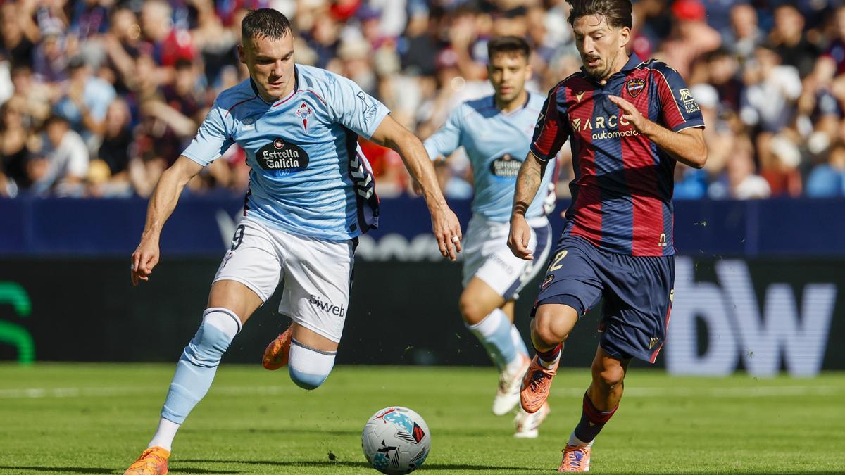 Unai Vencedor disputa un balón con un jugador del Celta