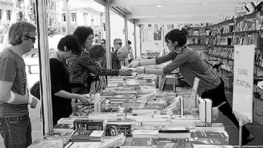 El buen tiempo acompañó el arranque de la Feria del Libro