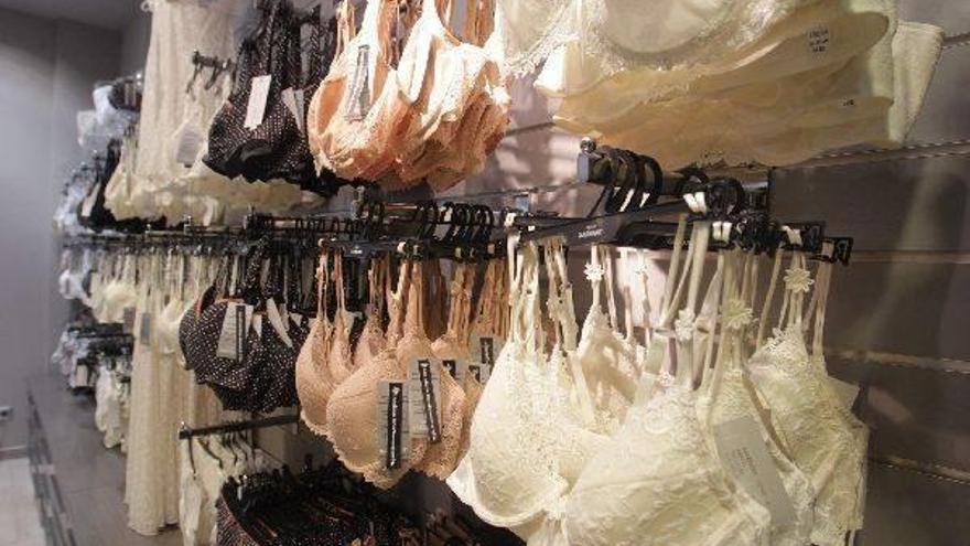 Sujetadores expuestos en una tienda de lencería.