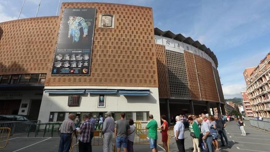 Aficionados taurinos hacen cola en la taquilla de la plaza de toros en 2017.