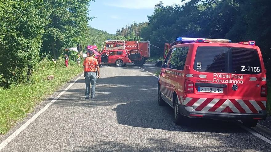 Cinco heridos tras un aparatoso accidente en Arce: el coche quedó oculto entre la vegetación