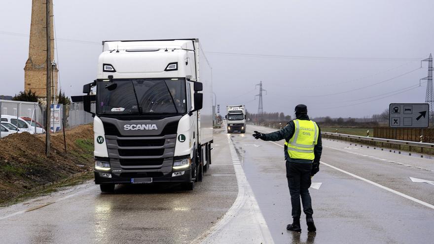 La DGT levanta las restricciones para los vehículos pesados embolsados en León