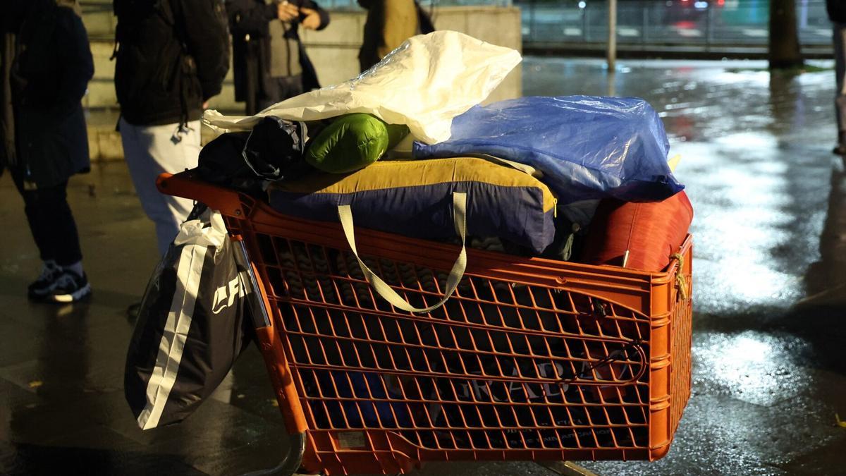 Recogida del material para los desalojados.