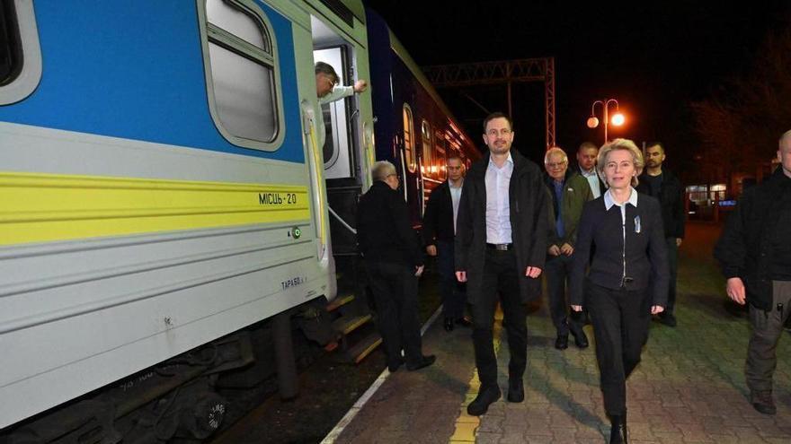 Von der Leyen y Borrell viajan ya hacia Kiev