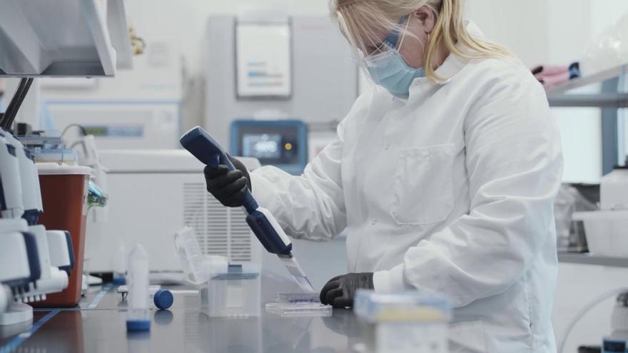Científica experimenta con la vacuna en el laboratorio.