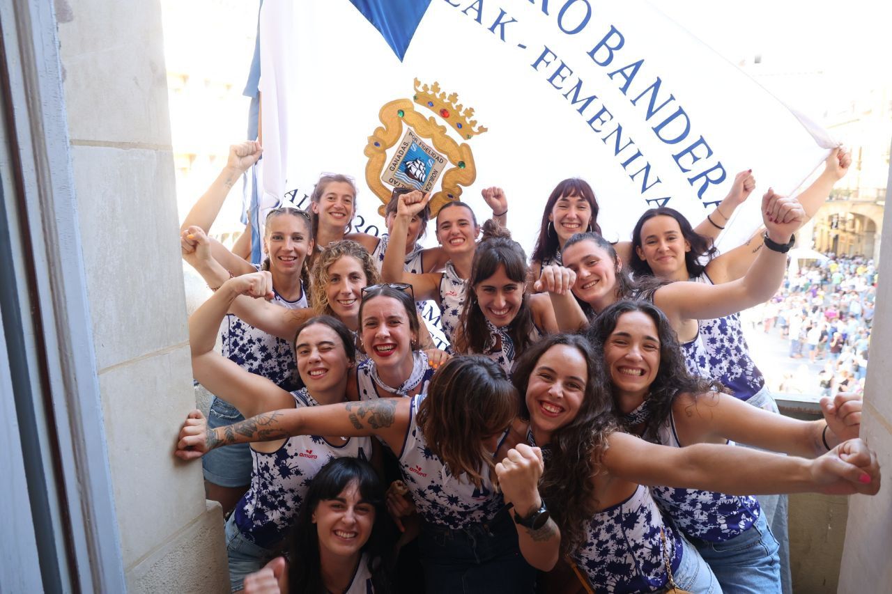 Recibimiento a Donostia Arraun Lagunak en la plaza de la Constitución