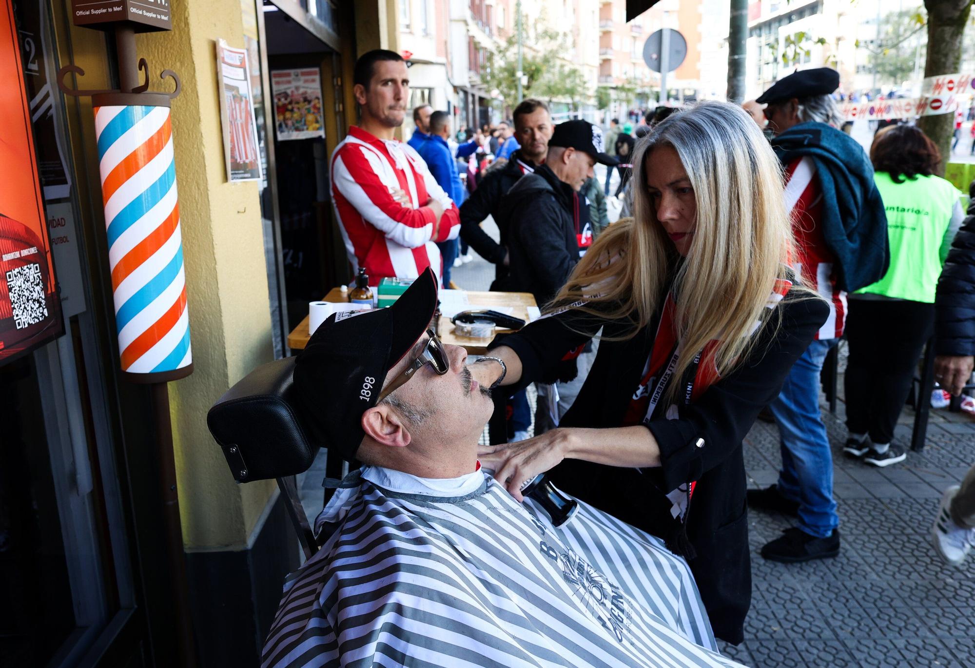 En imágenes: el bar Campeones de Bilbao se transforma en barbería y se une al movimiento solidario Movember