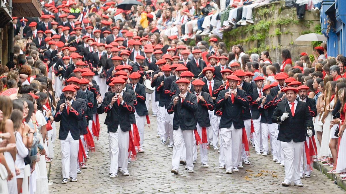 Una de las compañías del Alarde tradicional descendiendo la calle Mayor por la mañana.