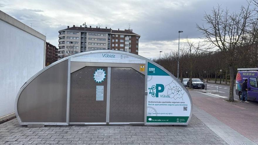 Gasteizko Udalak 235.000 euroan lizitatuko ditu bizikleten aparkaleku seguruen sarea kudeatzeko eta mantentzeko lanak