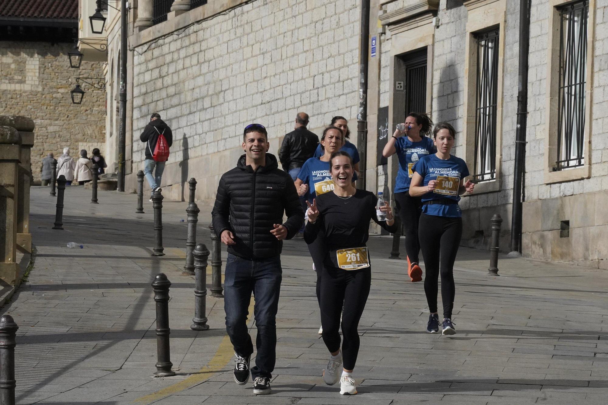 En imágenes: Miles de personas conquistan la Almendra de Gasteiz