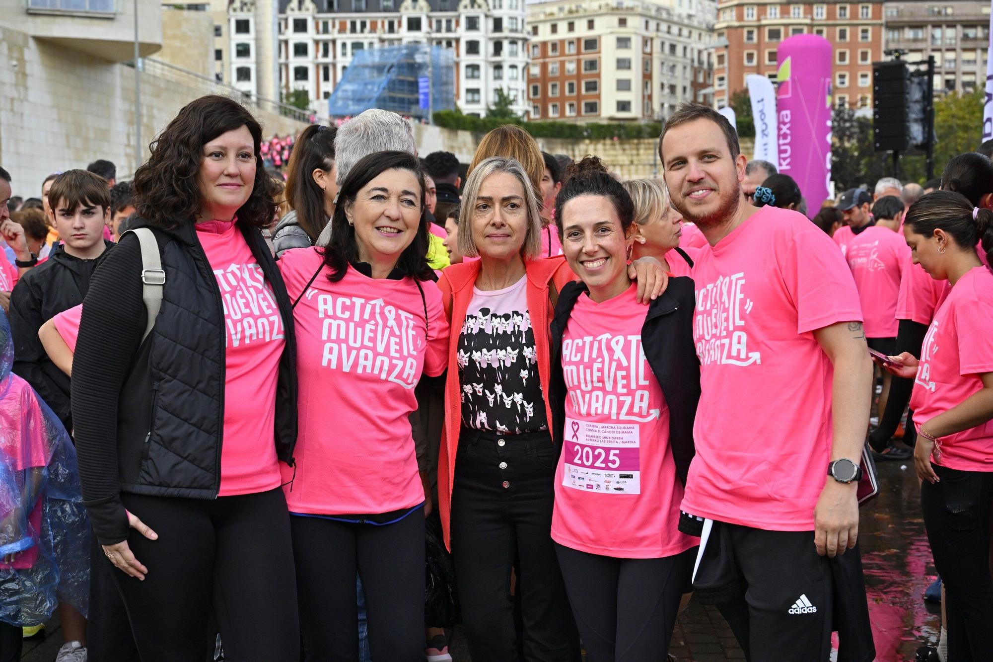 En imágenes: los paraguas tiñen la marea rosa de Bilbao