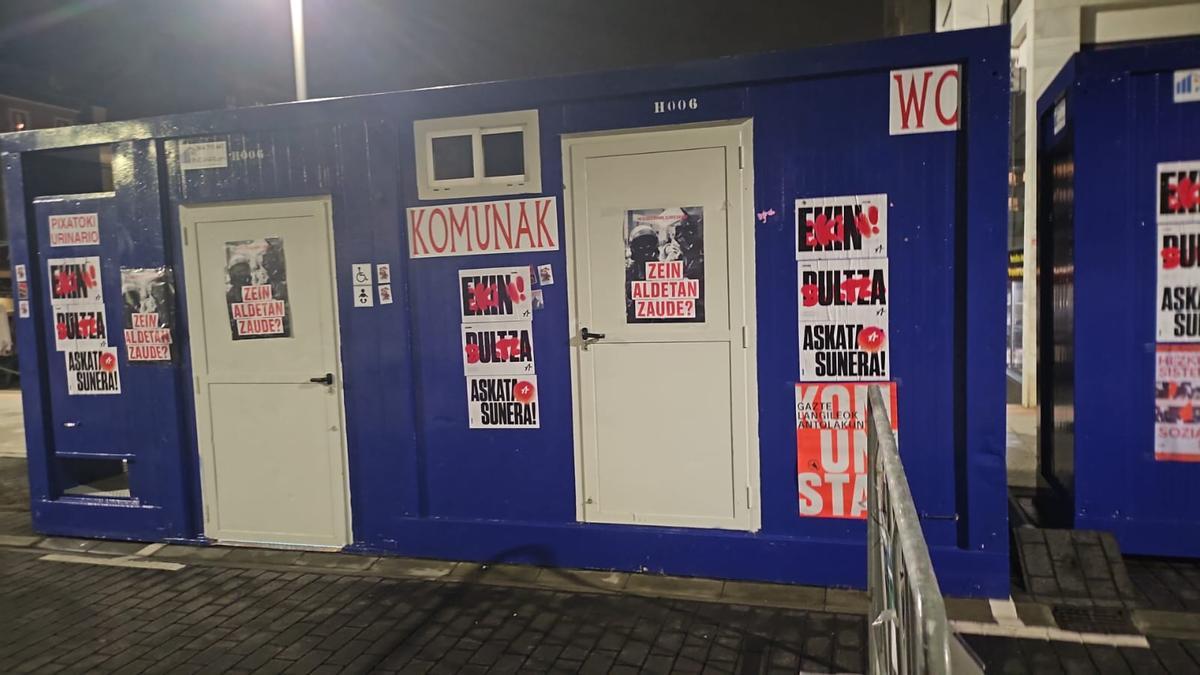 carteles y pintadas contra la Ertzaintza n el recinto de txosnas de Galdakao