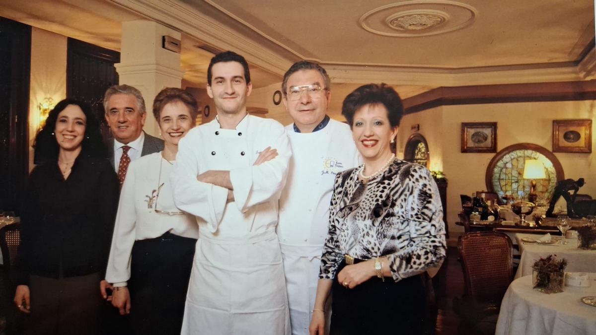Segunda y tercera generación del negocio familiar. De izquierda a derecha, Raquel, Ricardo, Raquel, Juan, Juan y  Mari Carmen.