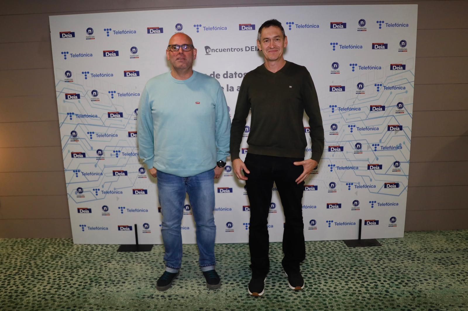 Aitor Llanos con el experto en tecnologías de la información y la comunicación, Xabier Arrieta.