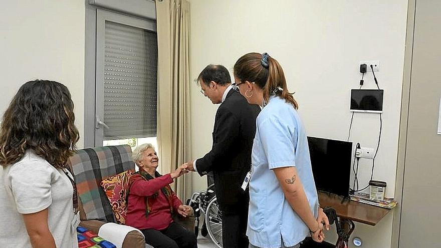 El consejero de Salud en la residencia Colisée Miñano.  | FOTO: CEDIDA