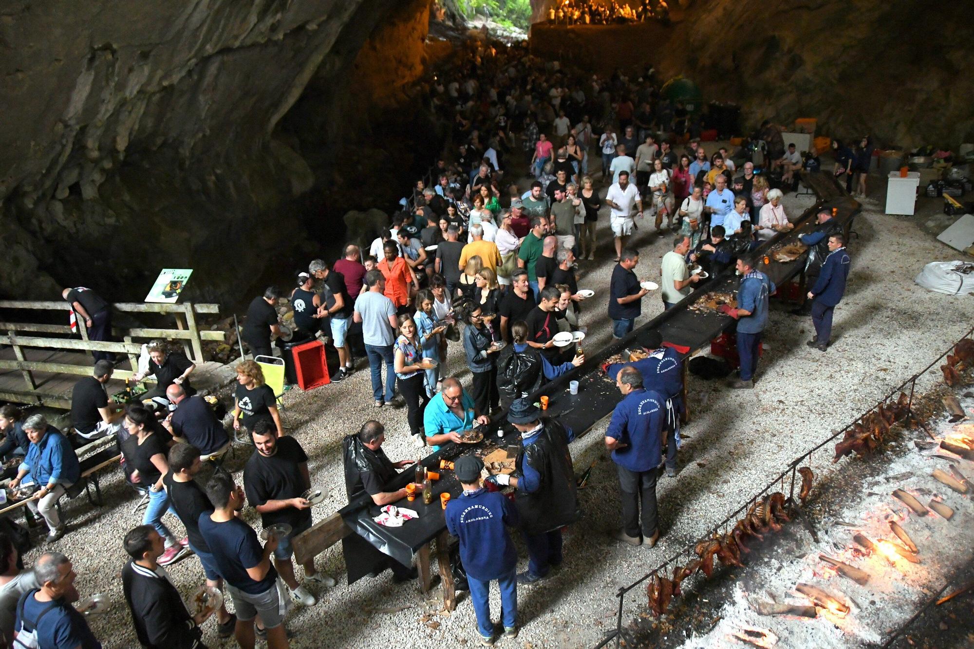 800 personas disfrutan un año más del zikiro rey en Navarra, el Zikiro de Zugarramurdi