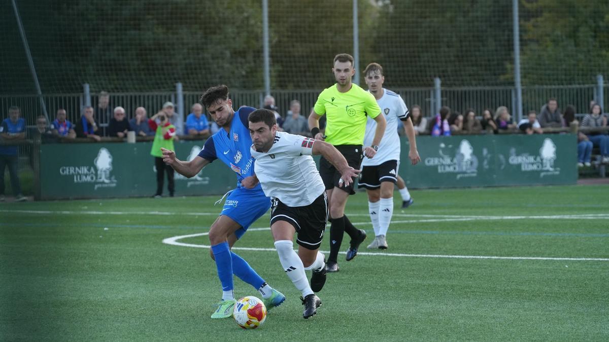 El local Koldo Berasaluze y el visitante Gonzalo Zorrilla disputan un balón