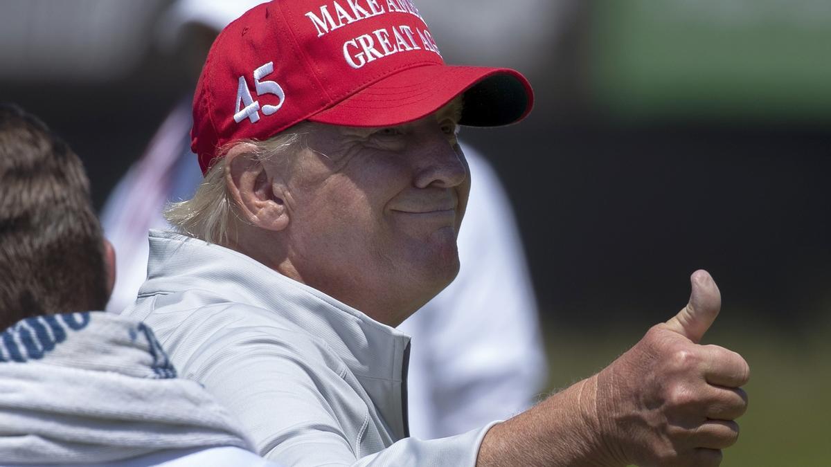 El expresidente de Estados Unidos Donald Trump juega al golf el pasado jueves en Virginia.