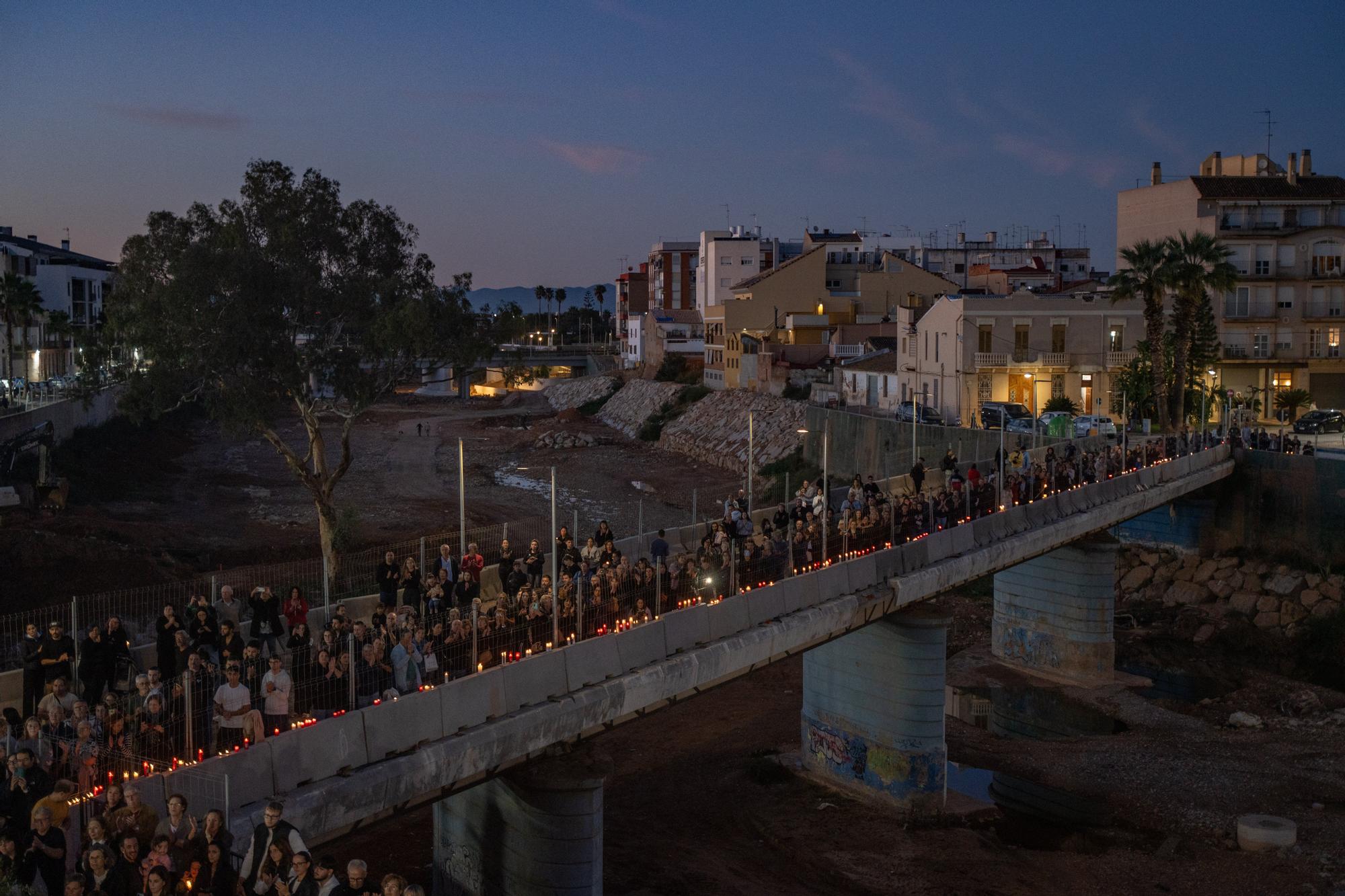 En imágenes: Decenas de velas en la rambla del Poyo homenajean a los fallecidos en la dana