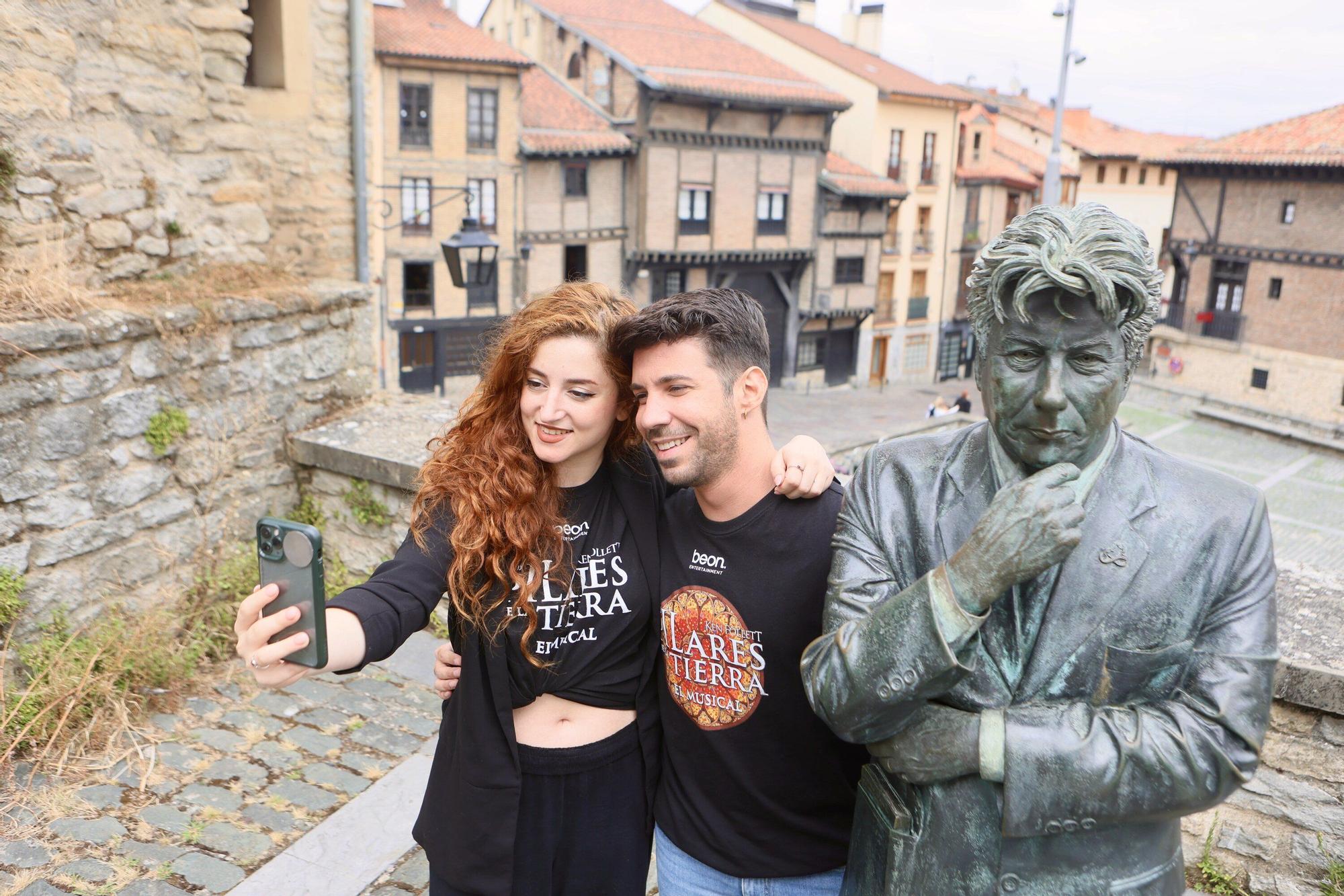 En imágenes: Parte del equipo de 'Los pilares de la Tierra, el musical' visita la Catedral Santa María de Vitoria-Gasteiz