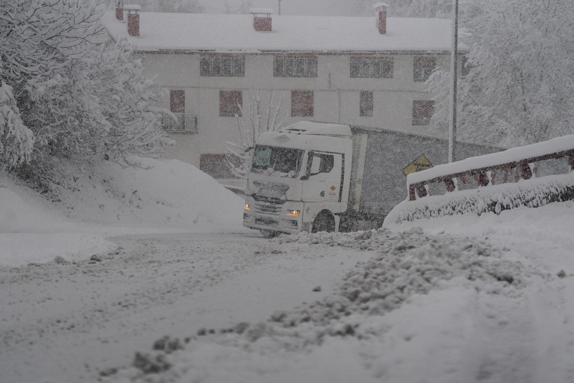 Nieve en el alto de Etzegarate