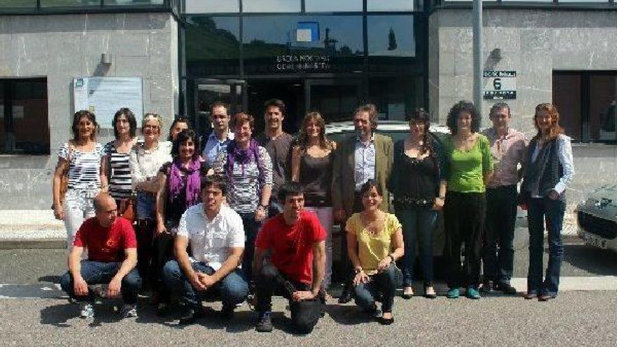 Los jóvenes promotores participantes en el programa Evitando la fuga de talento ayer, en la sede de la Mancomunidad.