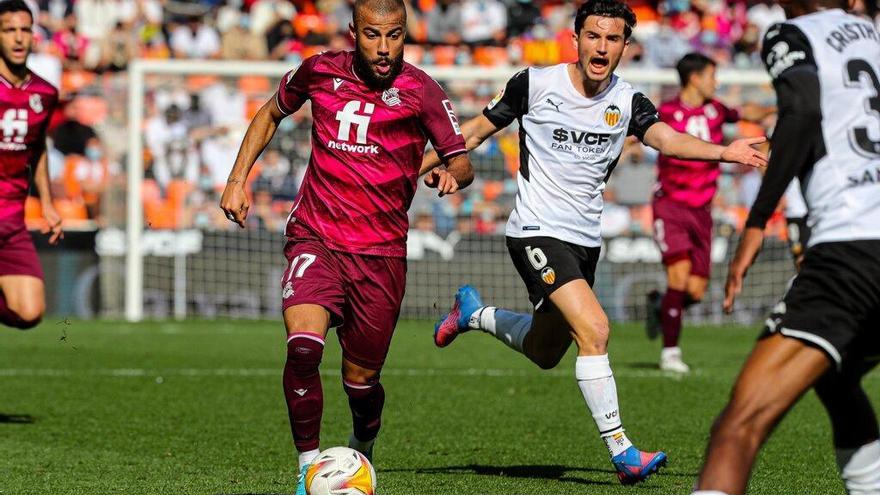 Rafael conduce el balón en el partido de Valencia