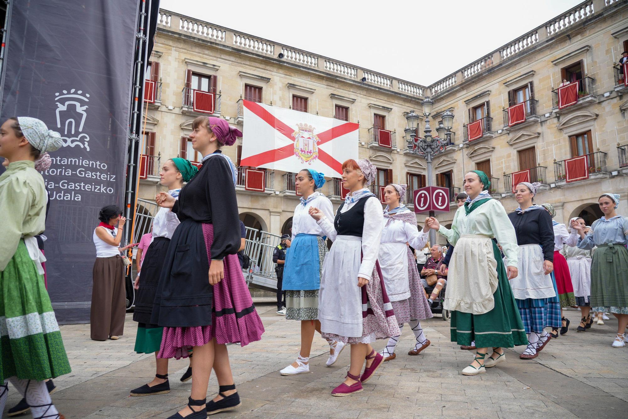 En imágenes: Los dantzaris se adueñan de la Plaza Nueva en el tradicional Zortziko