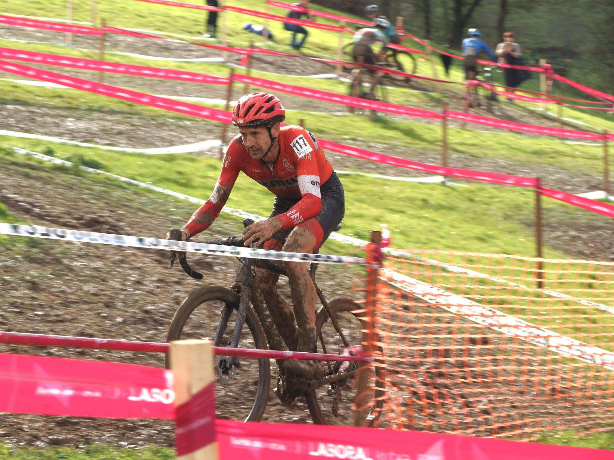El barro se sumó al espectáculo de ciclocross en Elgoibar