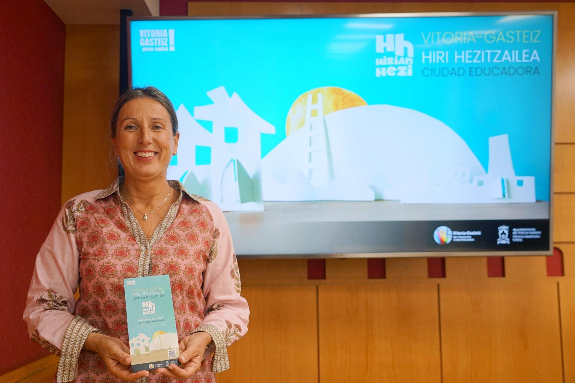 La concejala de Educación Sonia Díaz de Corcuera tras la rueda de prensa de presentación del programa &#039;Hirian hezi&#039;