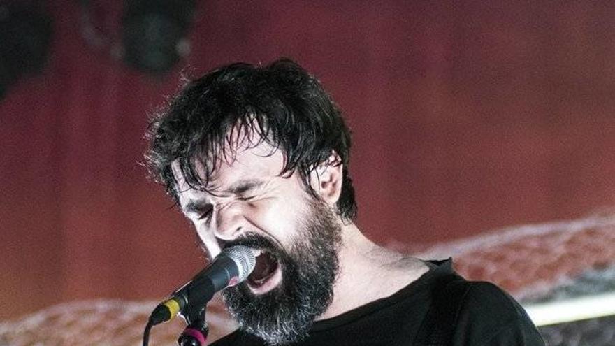 Gorka Urbizu, vocalista, guitarrista y compositor de la banda vasca de rock Berri Txarrak